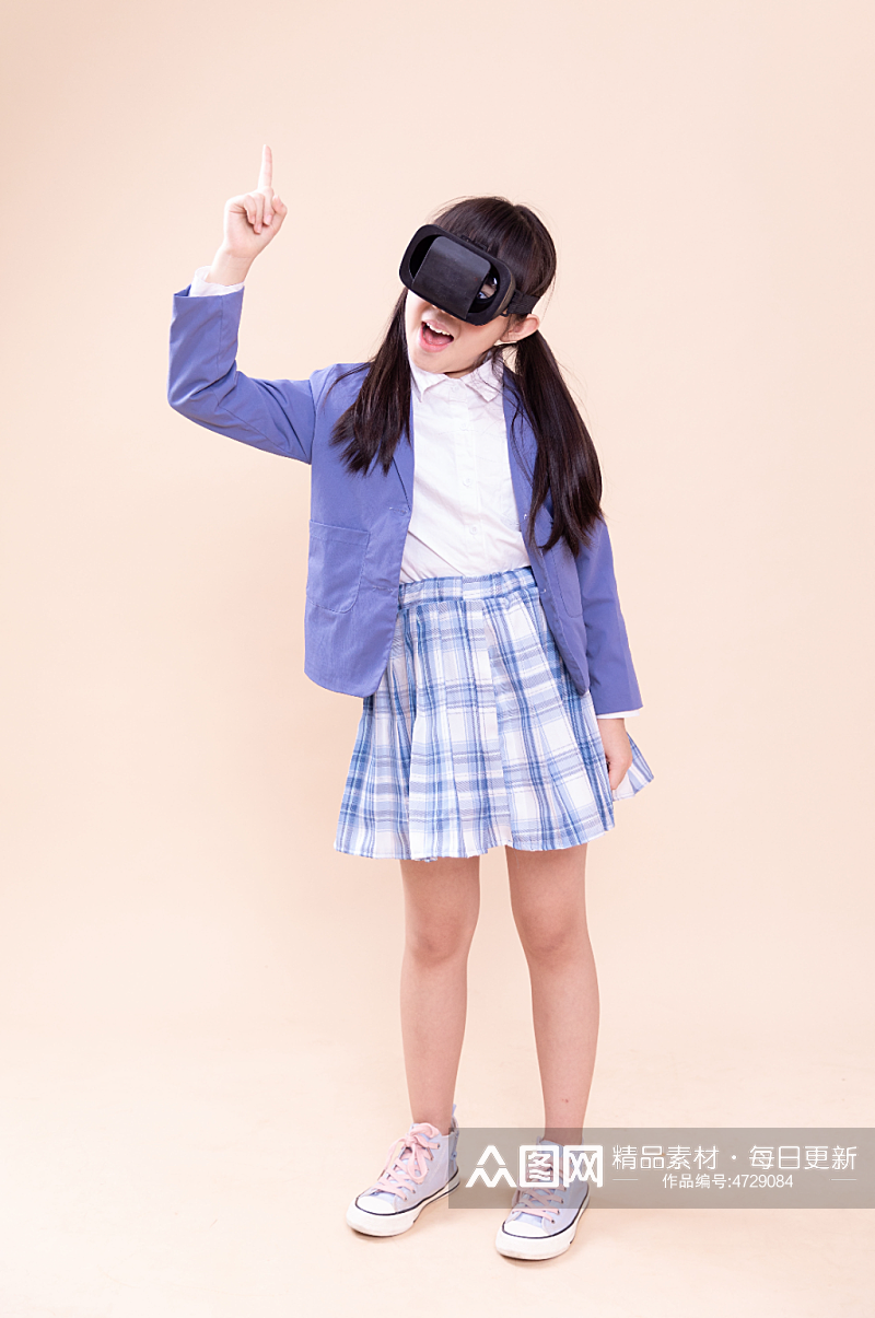 小女孩体验VR眼镜的小学生摄影图素材