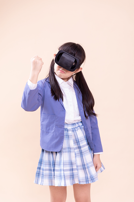 体验VR眼镜的小学生小女孩摄影图