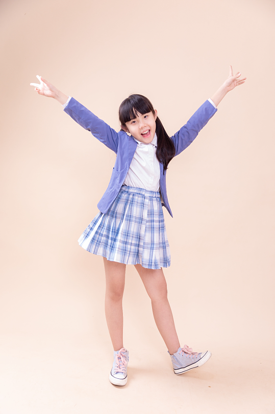 比耶小女孩身着学生装的小学生摄影图-众图网