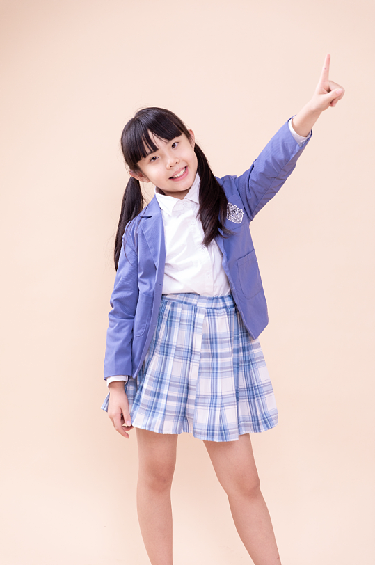 可爱小女孩身着学生装的小学生摄影图