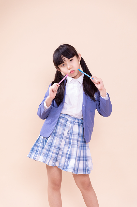手拿彩笔的小学生小女孩摄影图