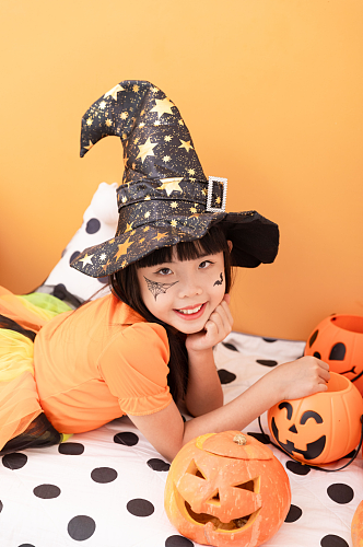 拿着南瓜灯的万圣节小女孩摄影图