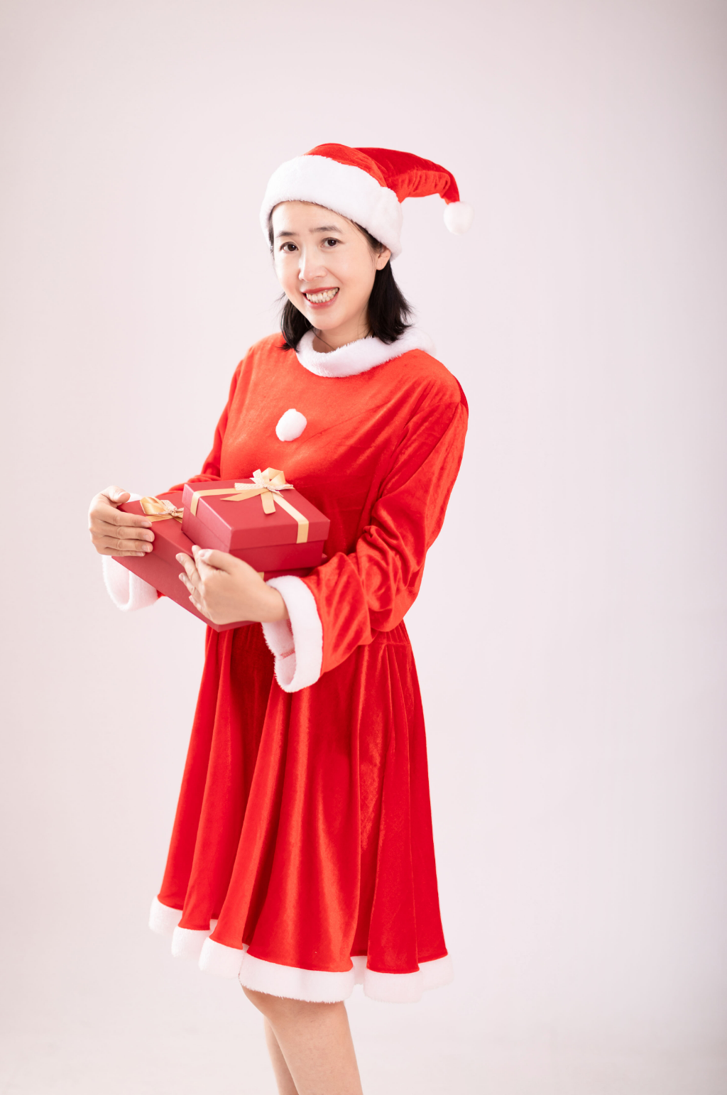 抱着礼物盒的圣诞美女摄影图素材