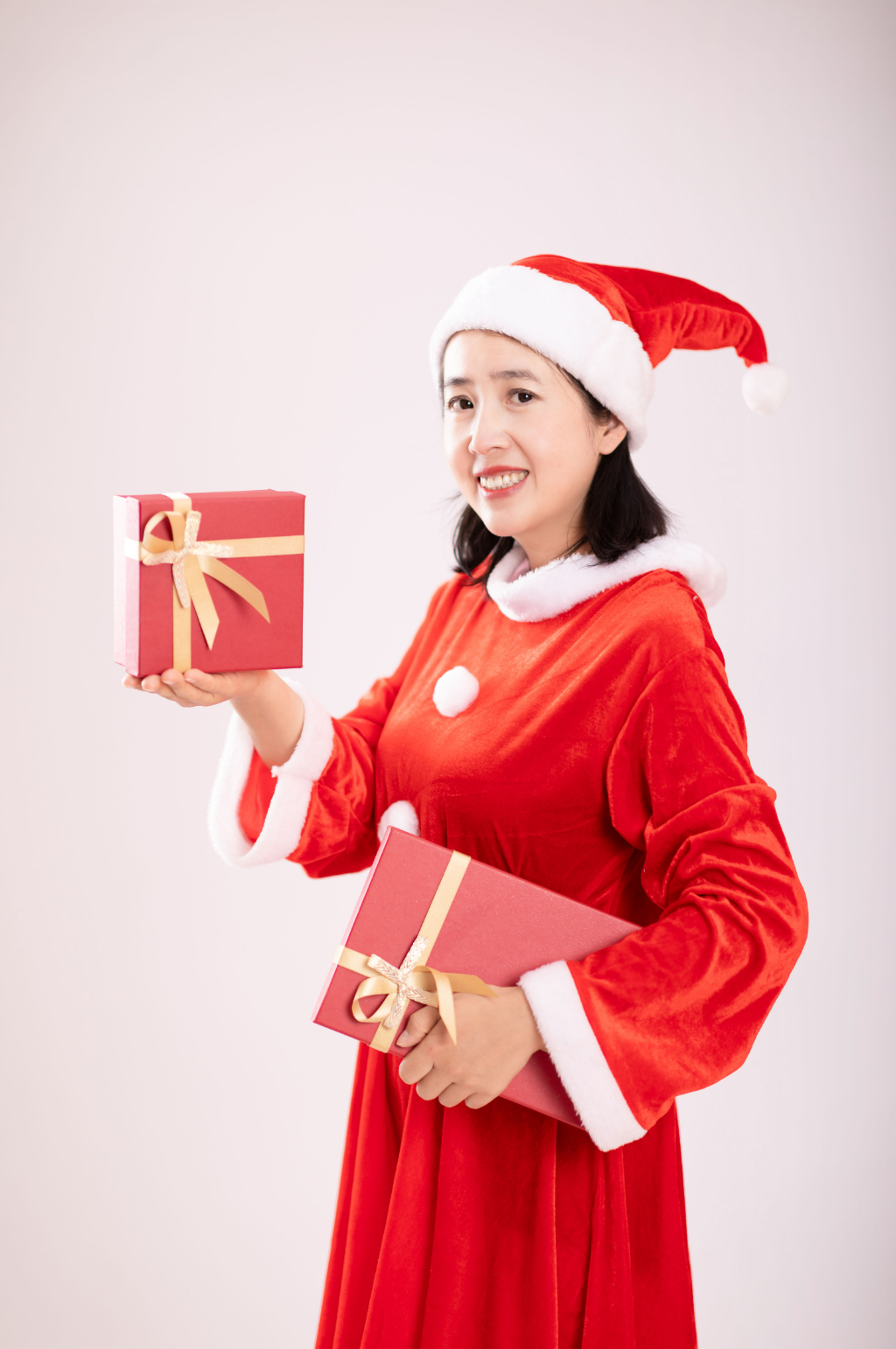 美女手拿圣诞礼物盒摄影图素材