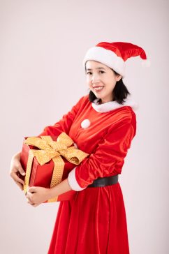 圣诞节手拿礼物的年轻女性形象摄影图