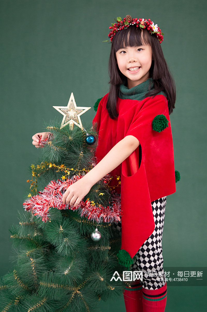 圣诞树旁可爱的小女孩摄影图素材