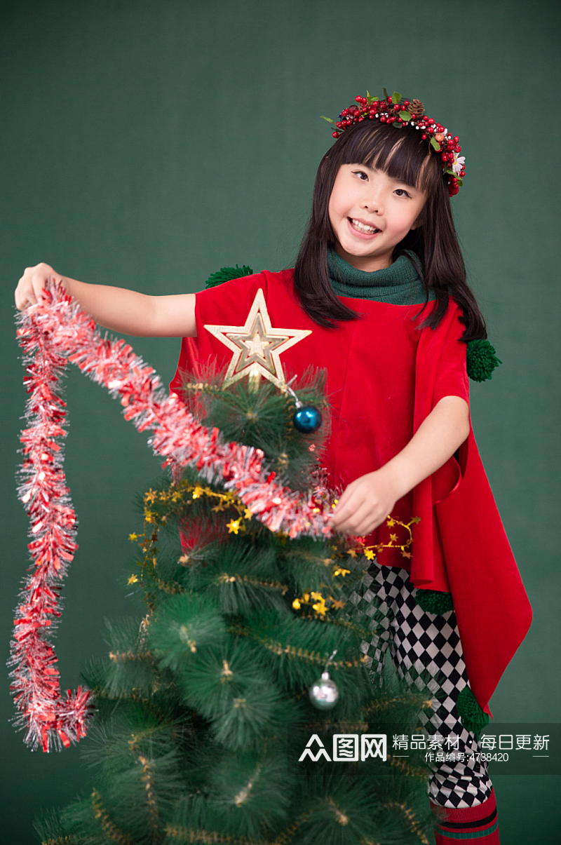 圣诞树旁可爱的小女孩摄影图素材