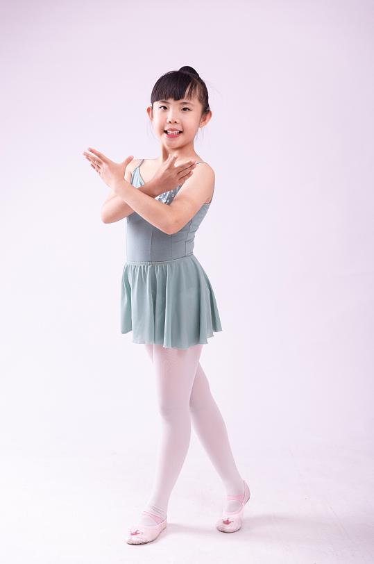 跳舞的小女孩摄影图-众图网