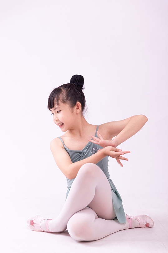 跳舞的小女孩摄影图-众图网