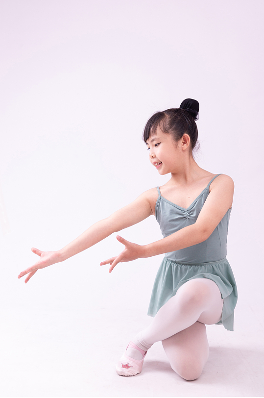 跳舞的小女孩摄影图-众图网