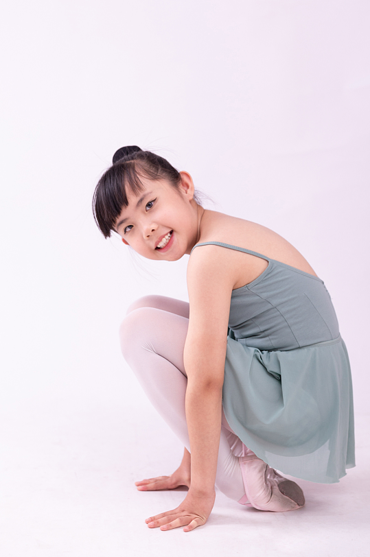 跳舞的小女孩摄影图-众图网
