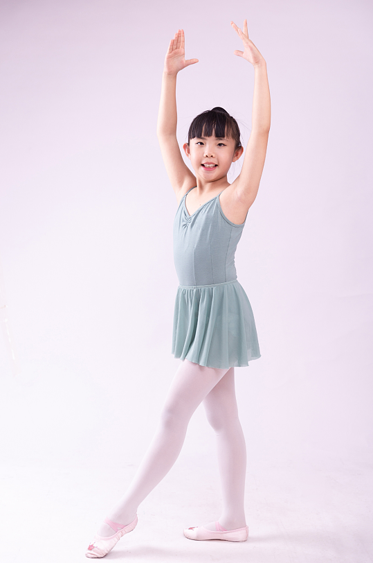 跳舞的小女孩摄影图-众图网