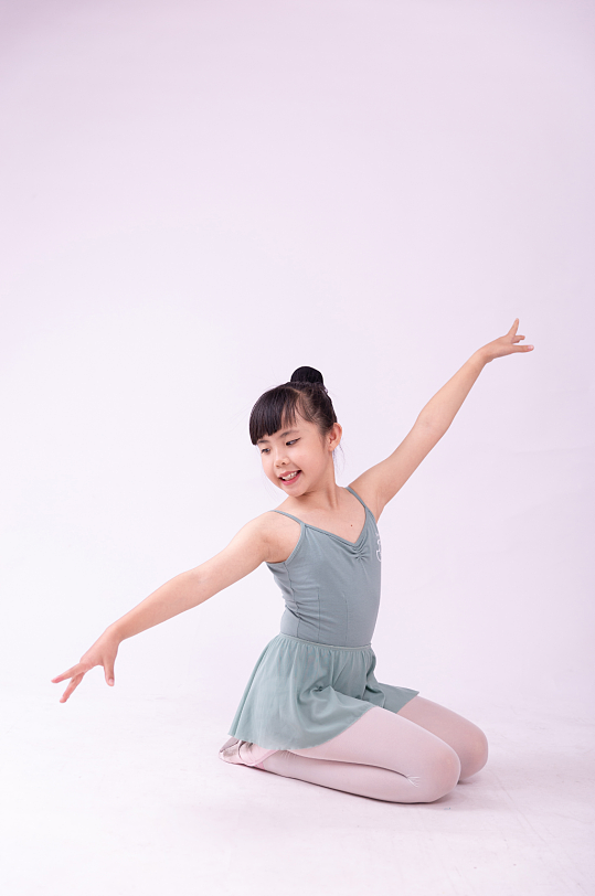 跳舞的小女孩摄影图-众图网