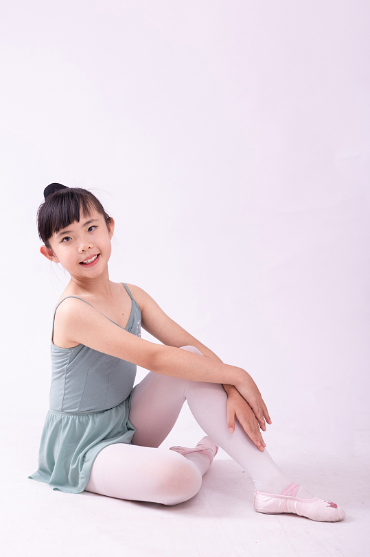 跳舞的小女孩摄影图-众图网