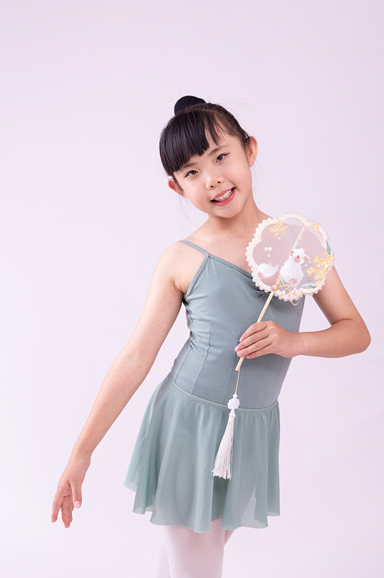 跳舞的小女孩摄影图-众图网