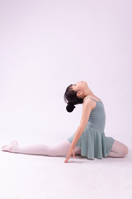 跳舞的小女孩摄影图-众图网