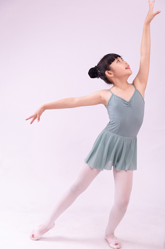 跳舞的小女孩摄影图-众图网