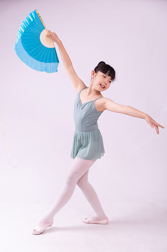 跳舞的小女孩摄影图-众图网