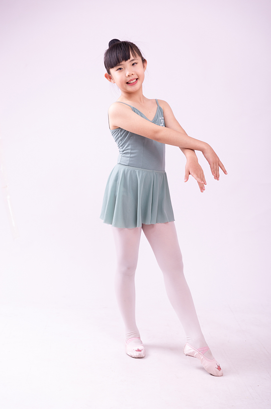 跳舞的小女孩摄影图-众图网