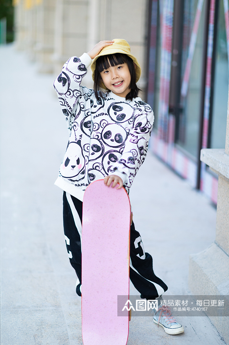 户外玩滑板的小女孩素材