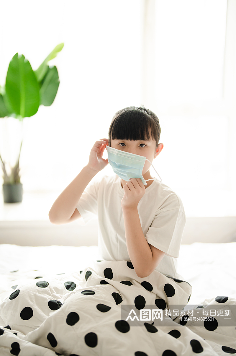 坐在床上戴口罩小女孩春季流感感冒人物摄影图素材