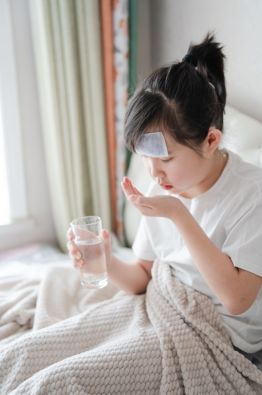 端着水杯发烧感冒吃药小女孩春季流感人物摄影图