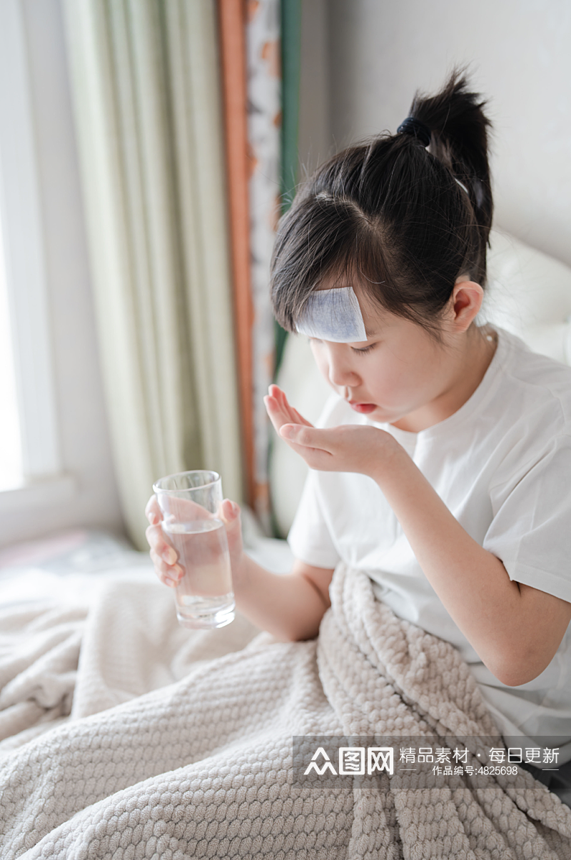 端着水杯发烧感冒吃药小女孩春季流感人物摄影图素材