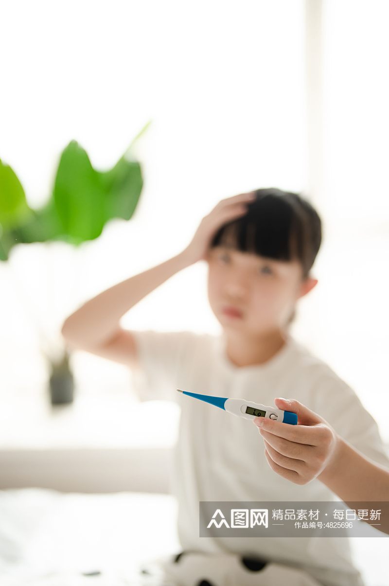 拿着体温计小女孩春季流感人物摄影图素材