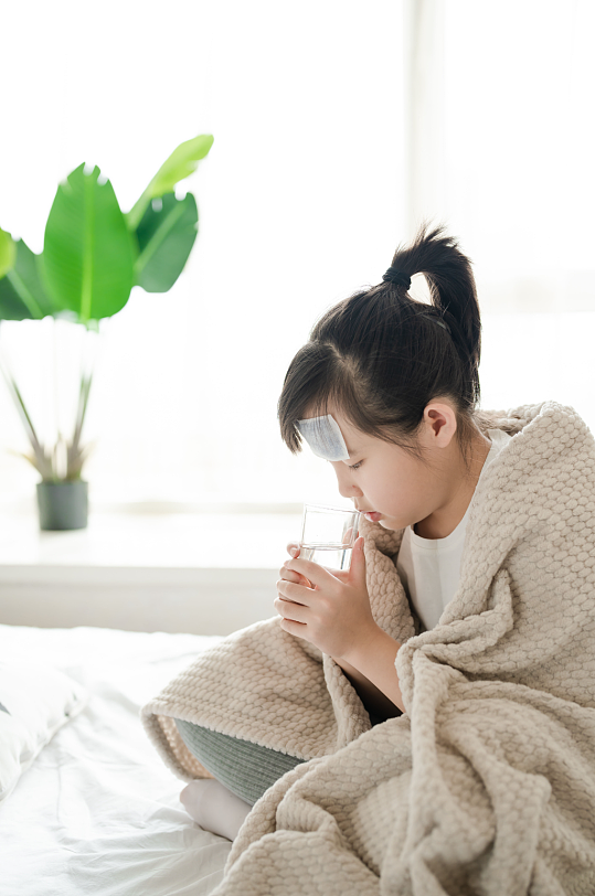 发烧喝水小女孩感冒春季流感人物摄影图