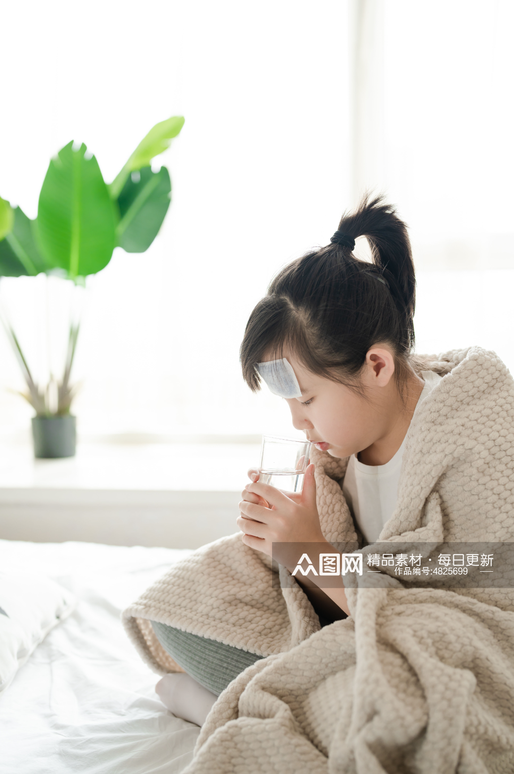 发烧喝水小女孩感冒春季流感人物摄影图素材