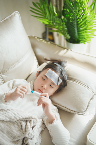 贴着退烧贴小女孩春季流感人物摄影图