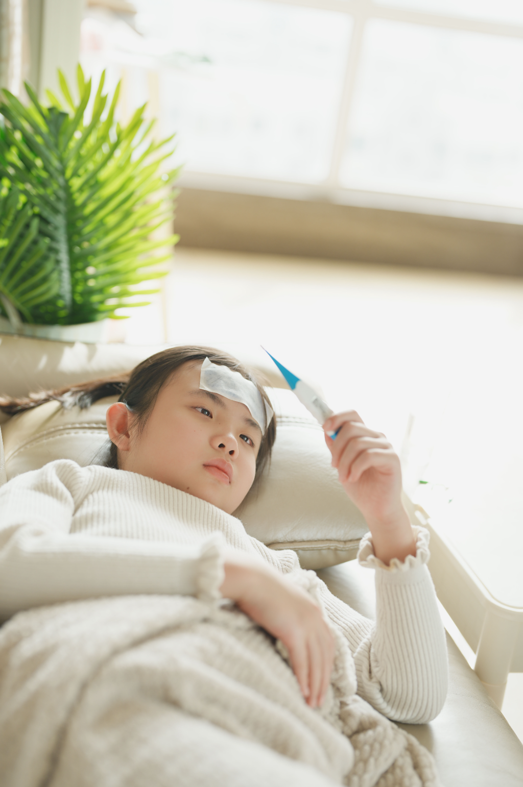 退烧贴体温计小女孩春季流感人物摄影图素材