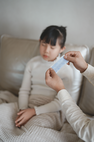 发烧贴退烧贴的小女孩春季流感人物摄影图