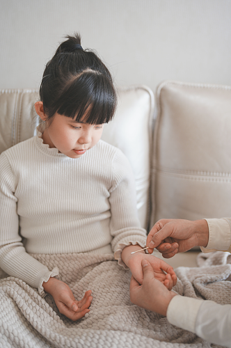 生病打针的小女孩春季流感人物摄影图