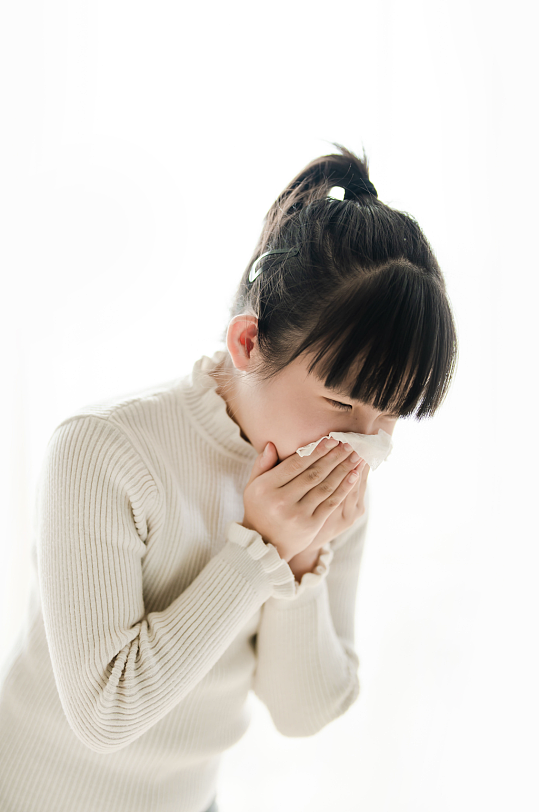 感冒打喷嚏的小女孩春季流感人物摄影图-众图网