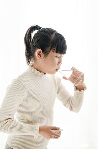 生病吃药喝水的小女孩春季流感人物摄影图