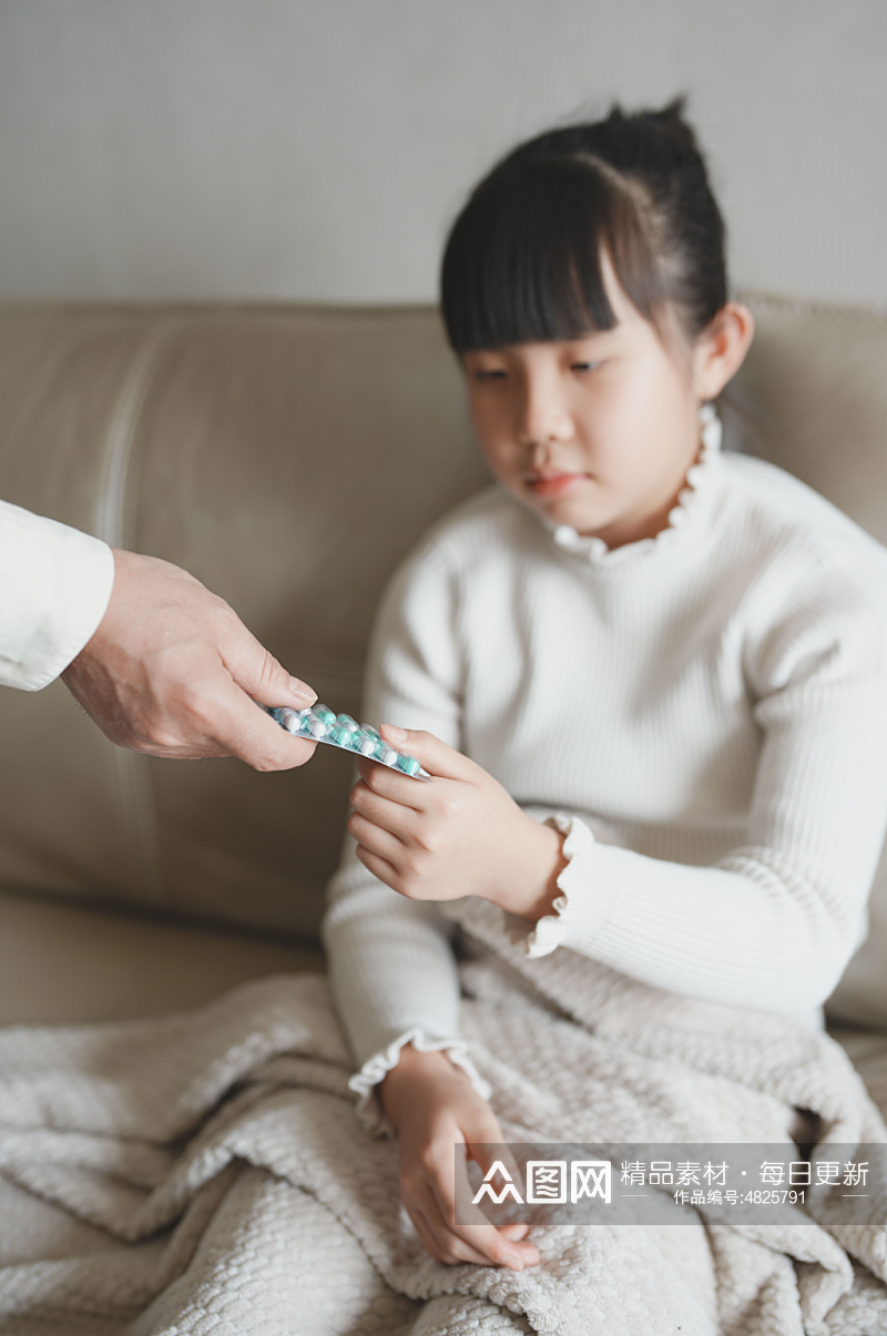生病吃药的小女孩春季流感人物摄影图素材