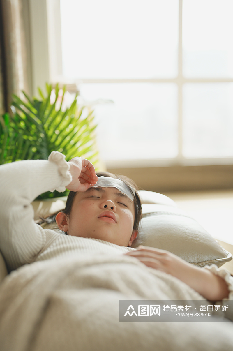 退烧贴躺着休息小女孩春季流感人物摄影图素材