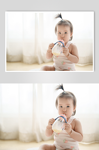 喝奶的小宝宝摄影图