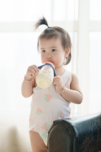 拿着奶瓶喝奶的小宝宝图片
