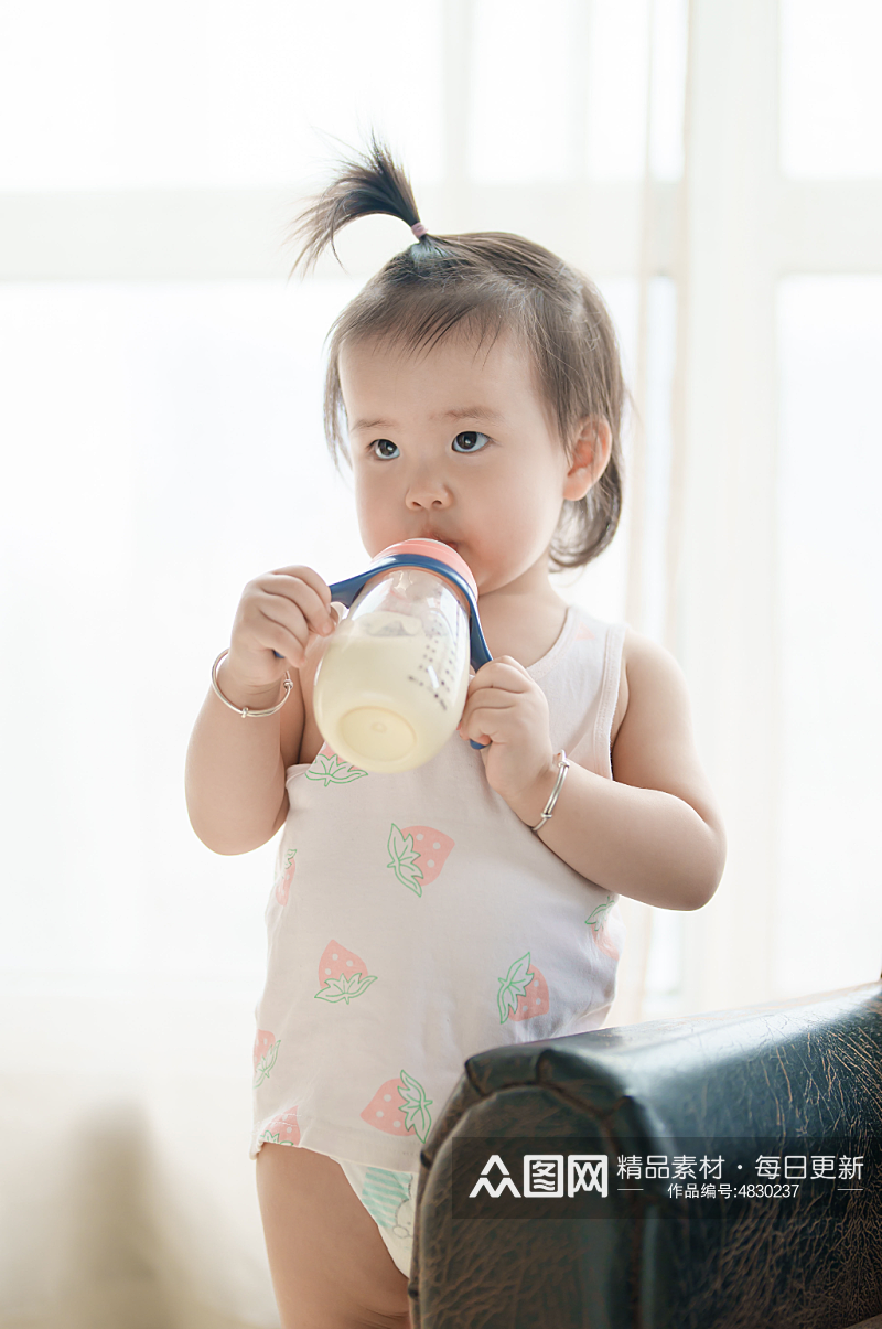 拿着奶瓶喝奶的小宝宝图片素材