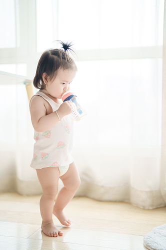 站着喝奶的可爱小宝宝摄影图
