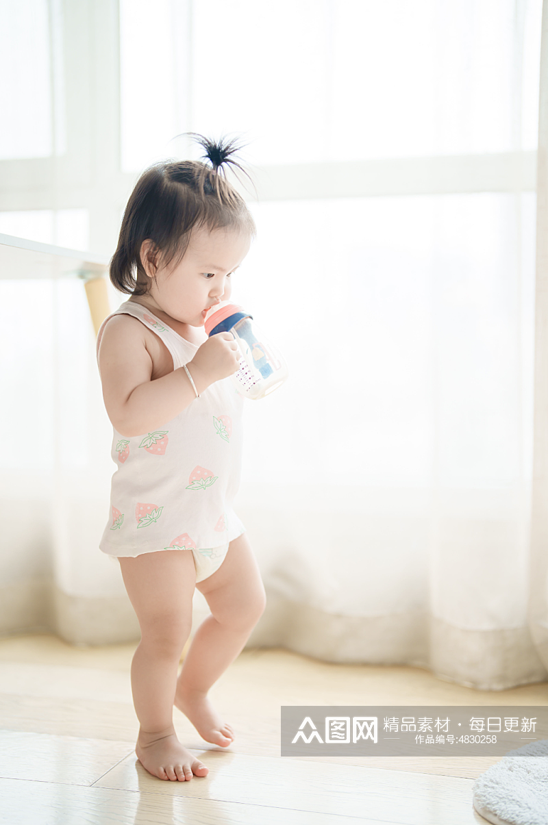 站着喝奶的可爱小宝宝摄影图素材