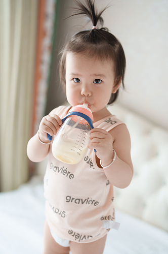 可爱的喝奶的婴幼儿摄影图