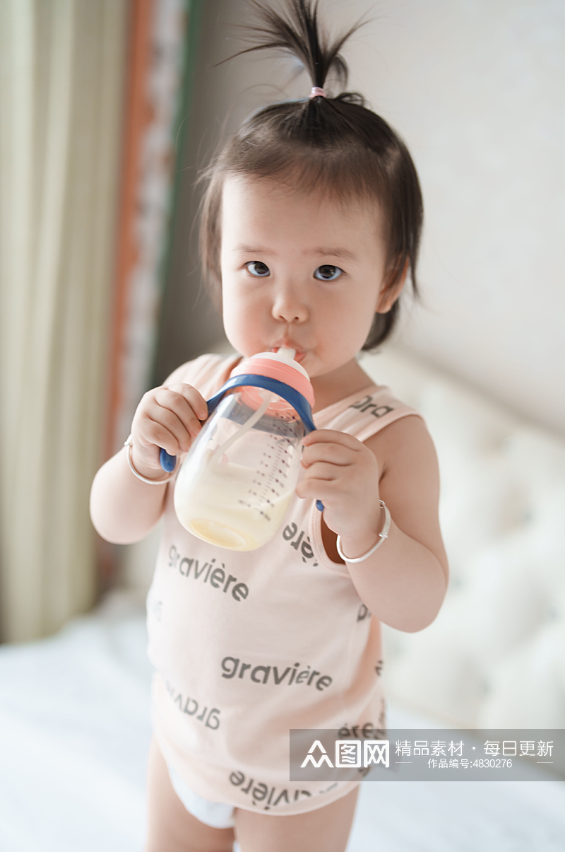可爱的喝奶的婴幼儿摄影图素材