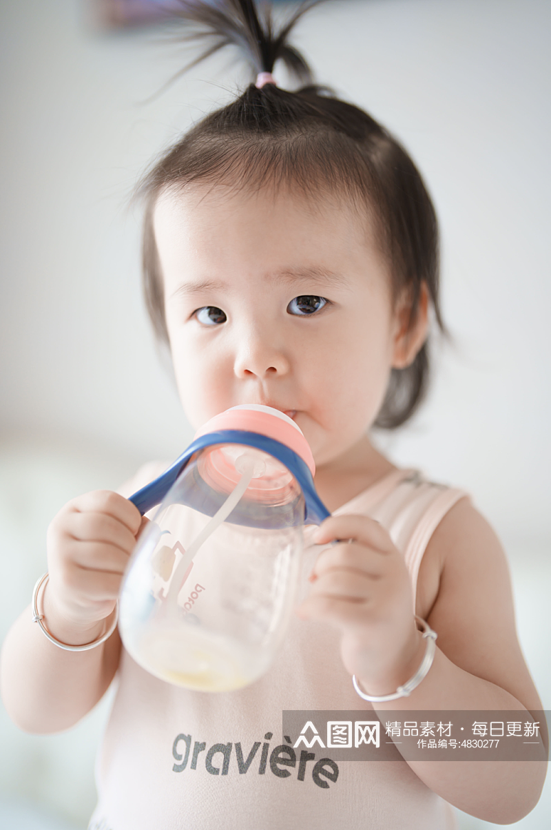 喝奶的可爱小宝宝人物摄影图片素材