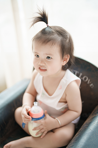喝奶粉的可爱小宝宝人物摄影图