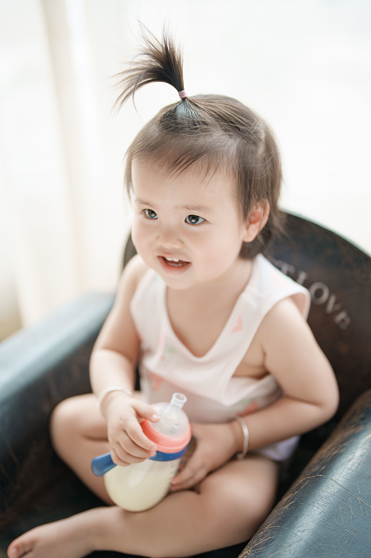 可爱的拿奶瓶的婴幼儿摄影图-众图网
