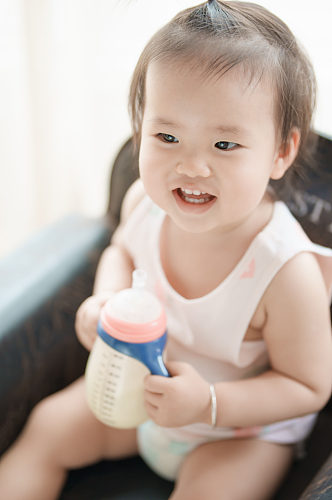 可爱的喝奶粉的小宝宝人物摄影图