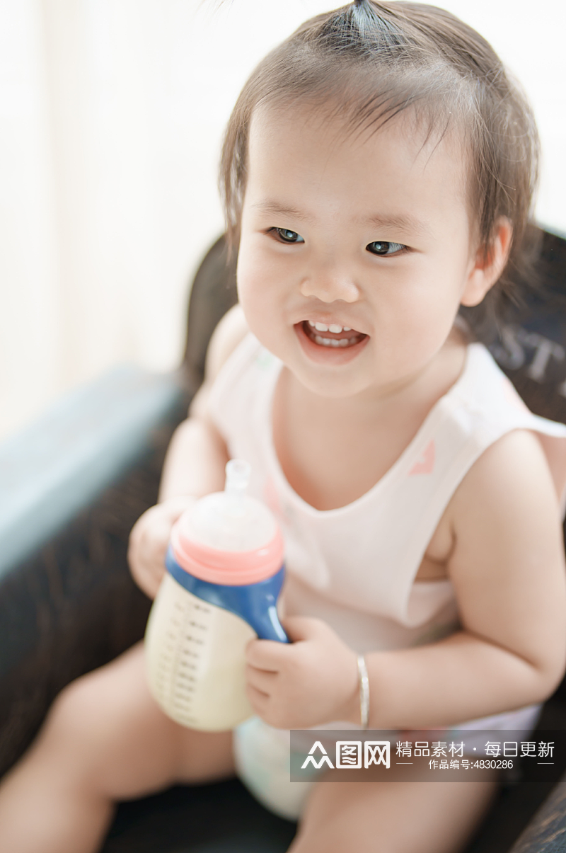 可爱的喝奶粉的小宝宝人物摄影图素材